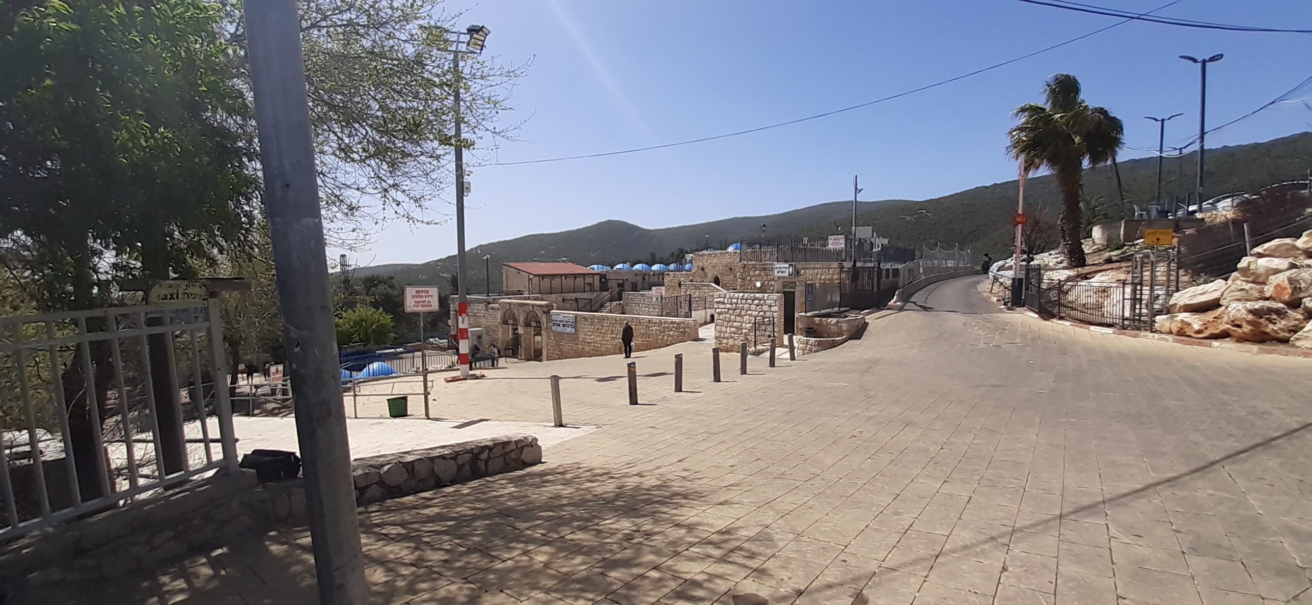 מבנה האבן והכיפות הכחולות של מתחם ציון הרשב״י במירון